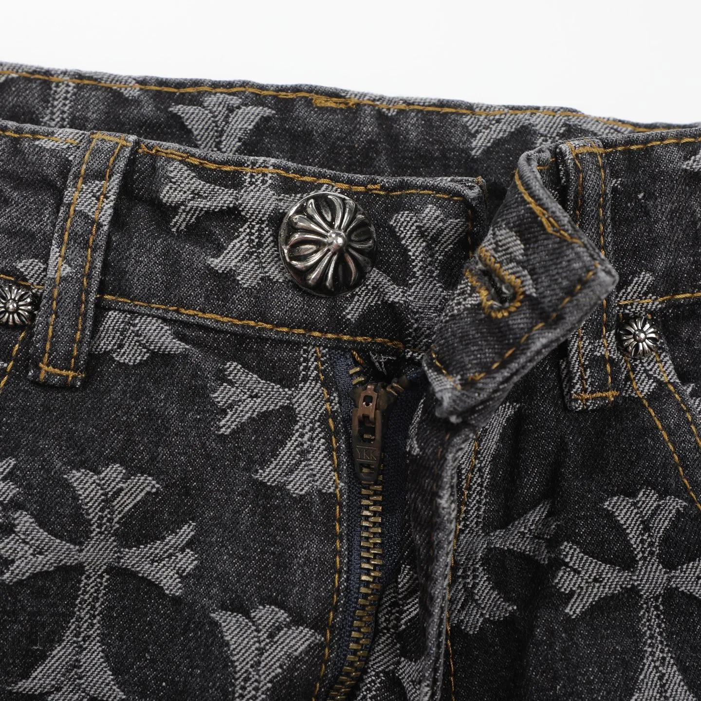 P220 [Black] Chrome Hearts｜Chrome Hearts CH all-over jacquard bootcut jeans - the same style as those of Internet celebrities. Cross-printed jeans, with unique cross design elements and all-over printing, full of design. It is made of 100% denim cotton fabric with heavy coarse yarn count, which ensures a stiff and tough silhouette while being soft, comfortable and breathable. The lapel is designed with silver buttons and is full of texture.  The classic dark yellow cross logo is all over the pants. They are generous and full of personality without being exaggerated. They are perfect for spring and summer!    Custom hardware! Same style for couples!  The three standards are complete, and the non-market version of the same style for men and women is free to compare and the quality is absolutely guaranteed. Size: 28/30/32/34/36 (s-xxl) Waist: 72/77/82/87/92 Knee: 55/56.5/58/59.5/61 Pants length: 103.5/110.5/107.5/109.5/111.5